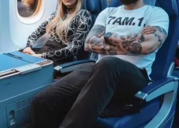 UN CUPLU PRETENȚIOS MI-A OCUPAT LOCUL PREMIUM DIN AVION – AȘA CĂ LE-AM DAT O LECȚIE ȘI AM TRANSFORMAT SITUAȚIA ÎN AVANTAJ.