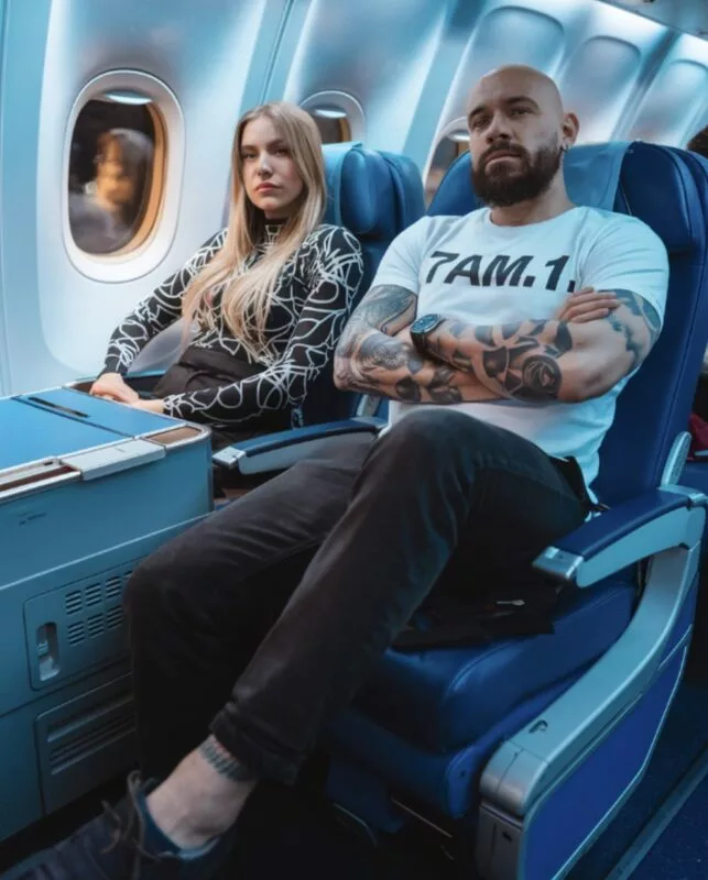 UN CUPLU PRETENȚIOS MI-A OCUPAT LOCUL PREMIUM DIN AVION – AȘA CĂ LE-AM DAT O LECȚIE ȘI AM TRANSFORMAT SITUAȚIA ÎN AVANTAJ.