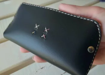 JULIA CREDEA CĂ, CĂSĂTORINDU-SE CU MIKE, FRATELE DEFUNCTULUI EI SOȚ, ÎI OFEREA FIULUI SĂU O FIGURĂ PATERNĂ. TOTUȘI, A FOST NEVOIE DE ZECE ANI, DISPARIȚIA FIULUI SĂU ȘI UN TOC DE LENTILE PENTRU A DESCOPERI ADEVĂRUL.