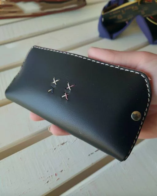 JULIA CREDEA CĂ, CĂSĂTORINDU-SE CU MIKE, FRATELE DEFUNCTULUI EI SOȚ, ÎI OFEREA FIULUI SĂU O FIGURĂ PATERNĂ. TOTUȘI, A FOST NEVOIE DE ZECE ANI, DISPARIȚIA FIULUI SĂU ȘI UN TOC DE LENTILE PENTRU A DESCOPERI ADEVĂRUL.