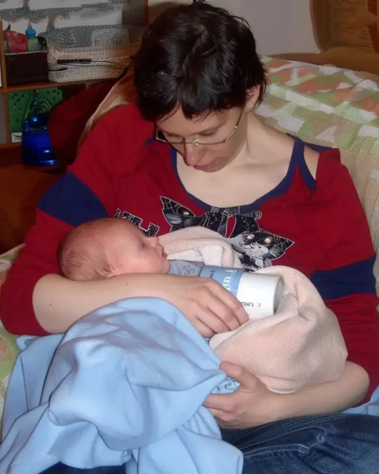 ACUM CÂTEVA ZILE, SOȚUL MEU MI-A UMILIT CORPUL DUPĂ NAȘTERE ÎN FAȚA FAMILIEI DE ZIUA MAMEI – DAR SOACRA MEA I-A DAT O LECȚIE MEMORABILĂ.