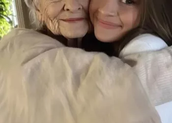 LA ÎNMORMÂNTAREA BUNICII MELE, AM VĂZUT-O PE MAMA ASCUNZÂND UN PACHET ÎN SICRIU — L-AM LUAT DISCRET ȘI AM PRIVIT ÎNĂUNTRU