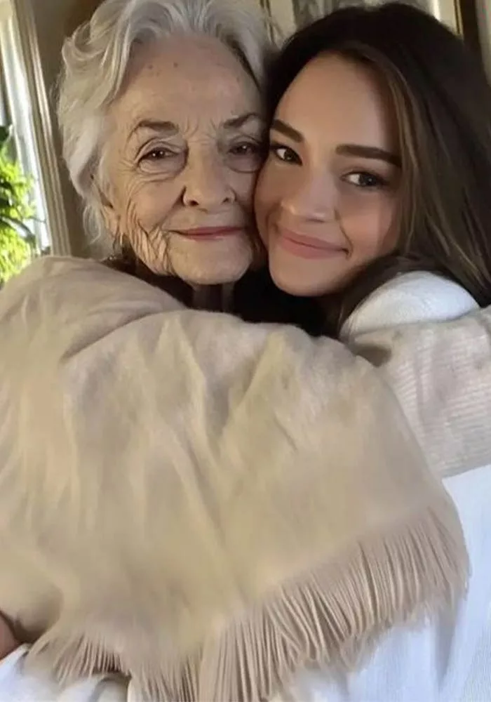 LA ÎNMORMÂNTAREA BUNICII MELE, AM VĂZUT-O PE MAMA ASCUNZÂND UN PACHET ÎN SICRIU — L-AM LUAT DISCRET ȘI AM PRIVIT ÎNĂUNTRU