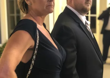 SOȚUL MEU M-A LIPSIT DE INVITAȚIA LA NUNTA SURORII LUI, DÂNDU-I-O PRIETENEI LUI – L-AM FĂCUT SĂ REGRETE.