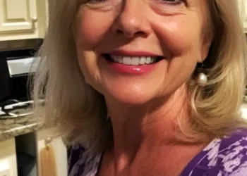 Mama mea mi-a interzis să o vizitez timp de 3 luni din cauza „renovărilor”. Ciudat, dar nu am dat prea multă atenție la început. Însă, apoi, apelurile ei au devenit mai scurte și părea distantă, așa că am decis să o verific fără să o anunț.