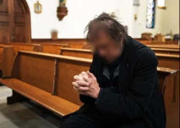 CERȘETOR BĂTRÂN CU AMNEZIE SE RUGA ÎN BISERICĂ CÂND UN OM BOGAT S-A APROPIAT DE EL ȘI I-A SPUS: „AM ACELAȘI TATUAJ CA TINE! MAX, EȘTI TU!?”