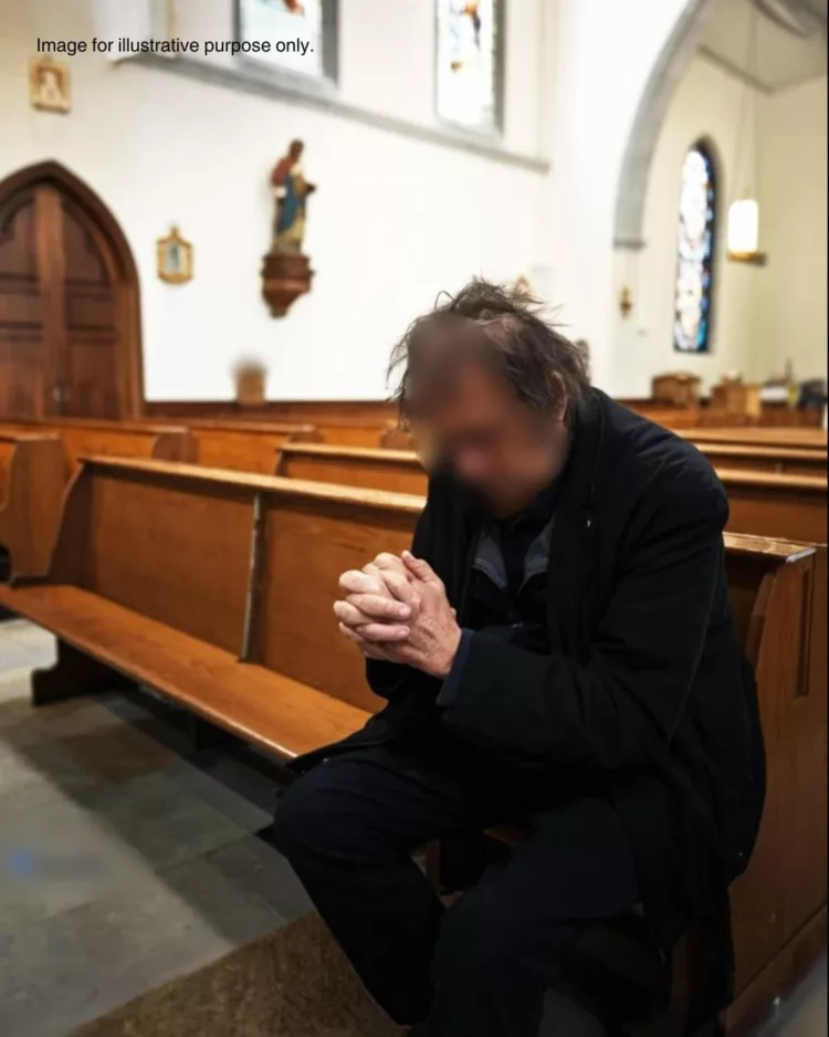 CERȘETOR BĂTRÂN CU AMNEZIE SE RUGA ÎN BISERICĂ CÂND UN OM BOGAT S-A APROPIAT DE EL ȘI I-A SPUS: „AM ACELAȘI TATUAJ CA TINE! MAX, EȘTI TU!?”