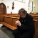 CERȘETOR BĂTRÂN CU AMNEZIE SE RUGA ÎN BISERICĂ CÂND UN OM BOGAT S-A APROPIAT DE EL ȘI I-A SPUS: „AM ACELAȘI TATUAJ CA TINE! MAX, EȘTI TU!?”