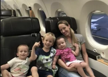 MILIONARUL SE IA DE O FEMEIE SĂRACĂ CU 3 COPII ÎN CLASA BUSINESS, PÂNĂ CÂND PILOTUL ÎL ÎNTERUPE