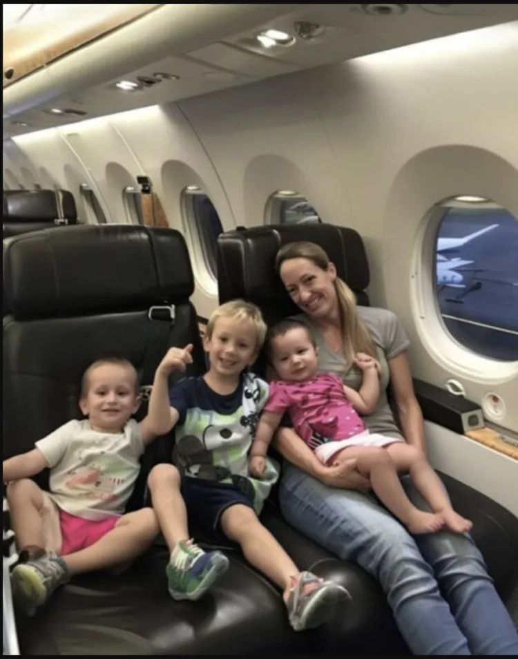 MILIONARUL SE IA DE O FEMEIE SĂRACĂ CU 3 COPII ÎN CLASA BUSINESS, PÂNĂ CÂND PILOTUL ÎL ÎNTERUPE