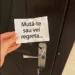 AM ÎNCEPUT SĂ PRIMESC MESAJE AMENINȚĂTOARE LA UȘA NOULUI MEU APARTAMENT — CÂND AM VĂZUT CINE LE LĂSA, M-AM FĂCUT PALIDĂ