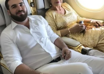 Soțul meu a cumpărat bilete la clasa întâi pentru el și mama lui, iar pe mine și copiii ne-a pus la clasa economică — lecția pe care i-am dat-o a fost dură.