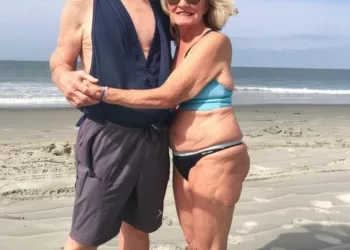 NORA MEA M-A CERTAT PENTRU CĂ AM POSTAT O POZĂ CU „TRUPUL MEU ÎMBĂTRÂNIT” ÎN COSTUM DE BAIE — I-AM DAT O LECȚIE.