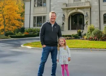 AM SALVAT O FETIȚĂ — APOI AM VĂZUT O FOTOGRAFIE ÎNTR-UN CADRU NEGRU, CARE ARĂTA EXACT CA MINE, ÎN CONACUL BUNICA EI BOGATĂ