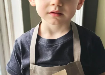 Vecina mea l-a invitat pe fiul meu zilnic să „îl învețe să gătească” – într-o zi, am intrat pe neașteptate și am sunat la poliție.