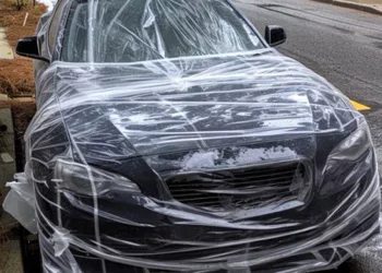 M-AM TREZIT ȘI MI-AM GĂSIT MAȘINA ÎNFĂȘURATĂ ÎN BANDĂ ADEZIVĂ DUPĂ CE LE-AM CERUT VECINILOR SĂ NU MAI PARCHEZE ÎN FAȚA CASEI MELE – NU AM LĂSAT AȘA SITUAȚIA