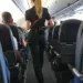 STEWARDESA A VENIT LA MINE ȘI MI-A SPUS: „RĂMÂNEȚI DUPĂ ATERIZARE, VĂ ROG, PILOTUL VREA SĂ VORBEASCĂ CU DVS. PERSONAL”