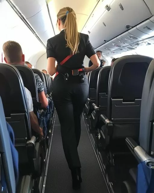 STEWARDESA A VENIT LA MINE ȘI MI-A SPUS: „RĂMÂNEȚI DUPĂ ATERIZARE, VĂ ROG, PILOTUL VREA SĂ VORBEASCĂ CU DVS. PERSONAL”