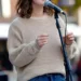 Am auzit o tânără pe stradă cântând aceeași melodie pe care o cânta fiica mea înainte să dispară acum 17 ani, așa că m-am apropiat. Mergeam acasă de la serviciu când am auzit brusc acel cântec.