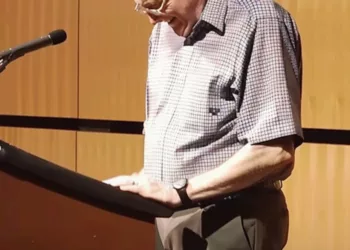 „Nu vreau să-mi murdăresc rochia în dubița ta murdară. Tată, te rog, nu veni, bine?” i-a spus Sabrina pe un ton tăios tatălui ei când acesta s-a oferit să o ducă la ceremonia de absolvire.