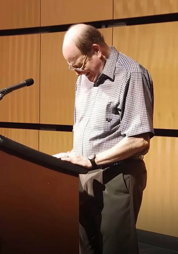 „Nu vreau să-mi murdăresc rochia în dubița ta murdară. Tată, te rog, nu veni, bine?” i-a spus Sabrina pe un ton tăios tatălui ei când acesta s-a oferit să o ducă la ceremonia de absolvire.