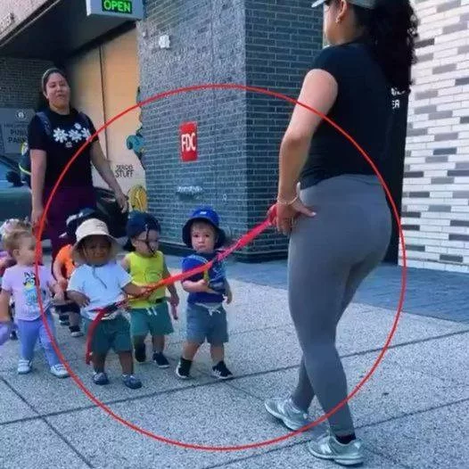 Învățătoarea i-a dus la o plimbare și i-a legat ca să nu se piardă. Este corect sau greșit