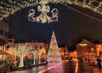 Nu e o glumă! Cât costă un pahar cu vin fiert și o porție de fasole cu ciolan la Târgul de Crăciun din Craiova