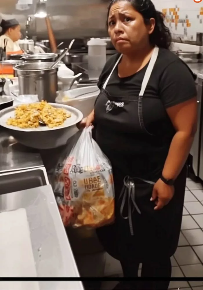 PATRON STRICT DE RESTAURANT OBSERVĂ CUM FEMEIA DE SERVICIU FURĂ RESTURI DE MÂNCARE DE PE FARFURII ȘI O URMĂREȘTE DUPĂ PROGRAM PENTRU A AFLA DE CE