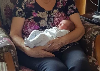 Soacra mea a insistat să aibă grijă de fiul meu – într-o zi, am venit acasă mai devreme și am auzit-o spunându-i: „Nu te îngrijora, ea nu va afla cine ești cu adevărat.”