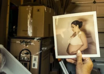 Am descoperit din greșeală o fotografie cu sora mea mai mare, însărcinată, în garaj: ea nu a avut niciodată copii