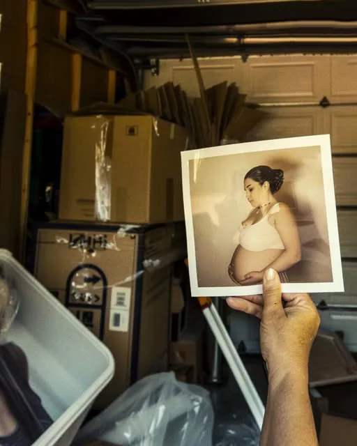 Am descoperit din greșeală o fotografie cu sora mea mai mare, însărcinată, în garaj: ea nu a avut niciodată copii