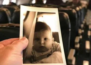 PASAGERII BATJOCORESC O BĂTRÂNĂ SĂRACĂ LA CLASA ÎNTÂI PÂNĂ CÂND O FOTOGRAFIE CU UN BĂIEȚEL CADE DIN GEANTA EI