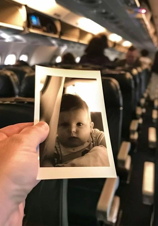 PASAGERII BATJOCORESC O BĂTRÂNĂ SĂRACĂ LA CLASA ÎNTÂI PÂNĂ CÂND O FOTOGRAFIE CU UN BĂIEȚEL CADE DIN GEANTA EI