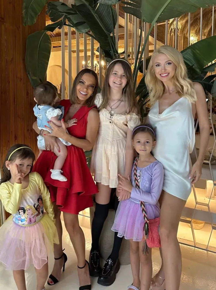 Imaginea asta e ISTORIE! Abia reparaseră prietenia ruptă de ani buni, au fost partenere la America Express, însă acum s-a terminat iar cu relația lor frumoasă