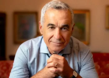 Cine e omul care i-a adus succesul lui Călin Georgescu