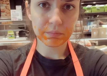 O FEMEIE AROGANTĂ A ARUNCAT IN MINE CU SUC PROASPĂT STORS – AȘA CĂ I-AM DAT O LECȚIE PE CARE NU O VA UITA