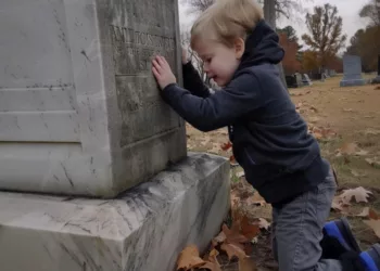 UN BĂIEȚEL MERGE LA MORMÂNTUL FRATELUI SĂU GEAMĂN, ȘI NU SE ÎNTOARCE ACASĂ NICI LA 11 SEARA