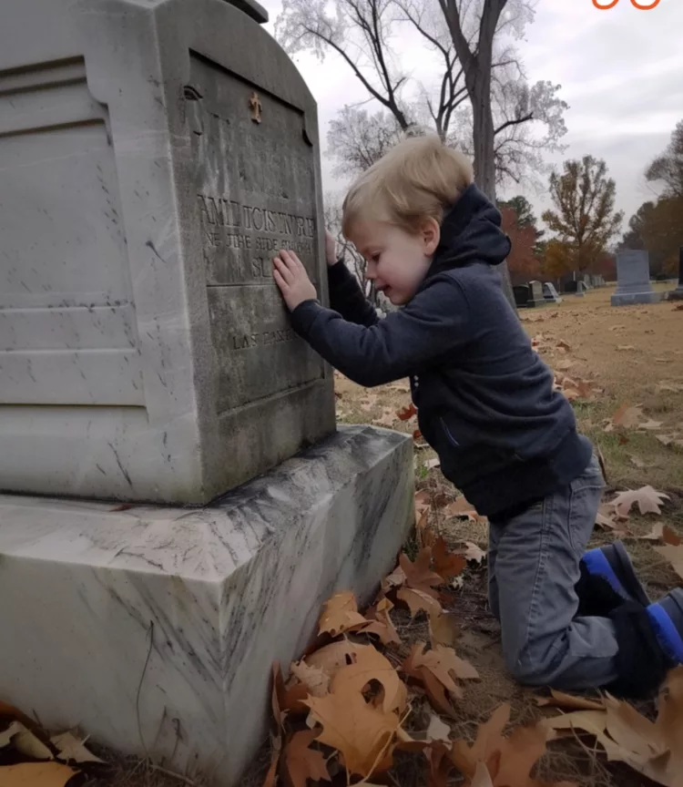 UN BĂIEȚEL MERGE LA MORMÂNTUL FRATELUI SĂU GEAMĂN, ȘI NU SE ÎNTOARCE ACASĂ NICI LA 11 SEARA