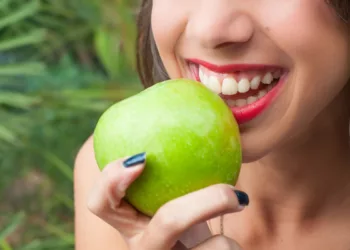 Impactul alimentației asupra sănătății gingiilor: Ce trebuie să știi