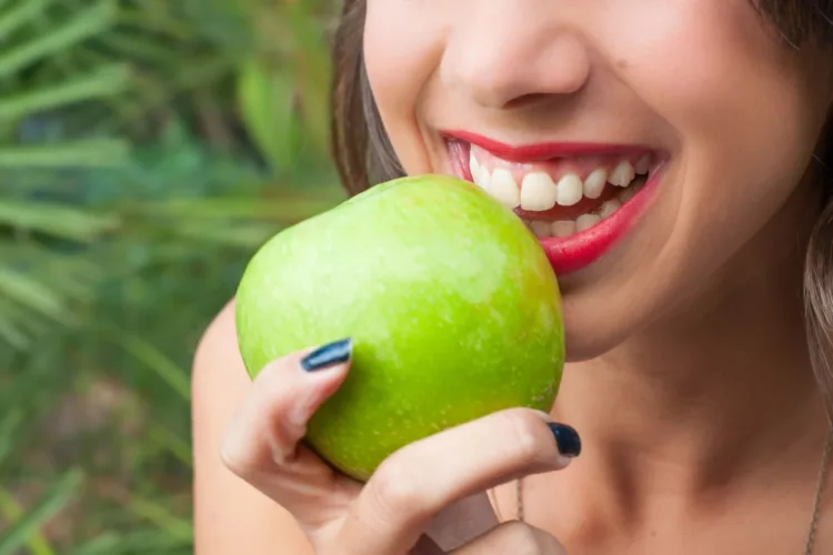 Impactul alimentației asupra sănătății gingiilor: Ce trebuie să știi