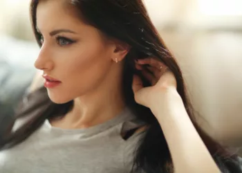 Piercing în ureche: la ce să te aștepți și cum să te pregătești pentru această experiență