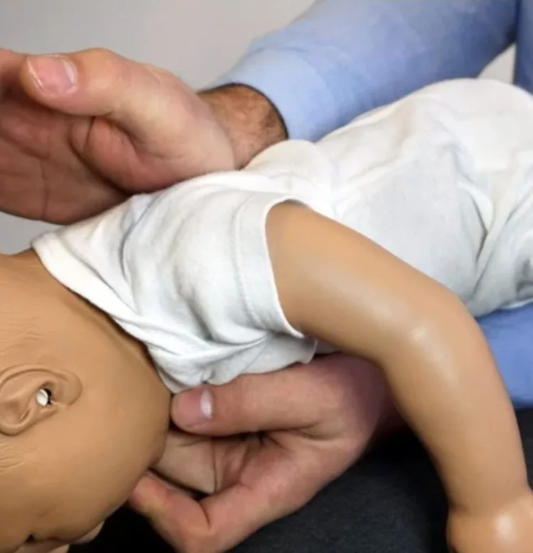 Ce să faci dacă te îneci cu mâncare. Manevra care te poate salva chiar dacă ești singur în casă