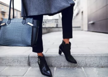 Cum să combini botinele din piele cu accesorii de piele?