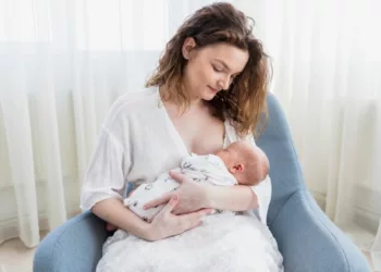Îngrijirea mamei după cezariană: Alăptarea și recuperarea postoperatorie