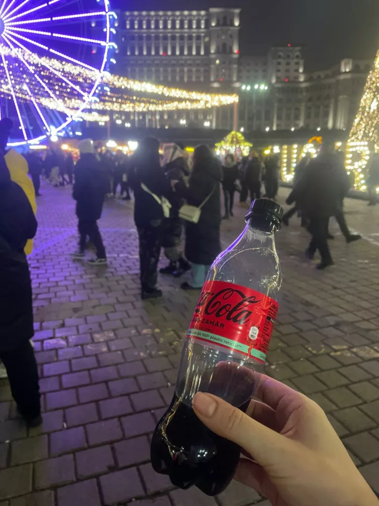 Ca la ”bogați”! Cu cât se vinde o simplă sticlă de suc de 0,5l la Târgul de Crăciun din Piața Constituției