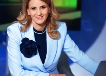 Anca Alexandrescu este una dintre cele mai renumite jurnaliste din România, apreciată pentru abordările sale incisive în emisiunile de la Realitatea Plus, mai ales pentru subiectele discutate alături de Călin Georgescu.