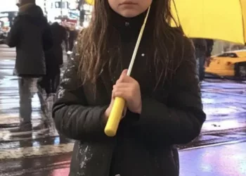 IUBIȚII DIN LICEU AU PLANIFICAT SĂ SE ÎNTÂLNEASCĂ ÎN AJUNUL CRĂCIUNULUI PESTE 10 ANI – ÎN SCHIMB, O FETIȚĂ DE 10 ANI L-A ABORDAT ACOLO