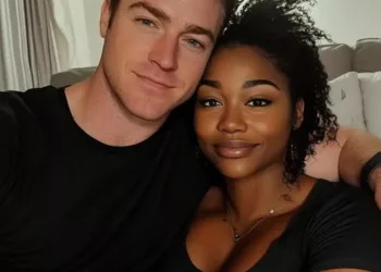 CÂND AM VIZITAT MORMÂNTUL LOGODNICULUI MEU, ÎNSĂRCINATĂ ȘI SINGURĂ, AM GĂSIT UN TELEFON STRANIU — ÎN EL SE ASCUNDEA ADEVĂRUL CUTREMURĂTOR.