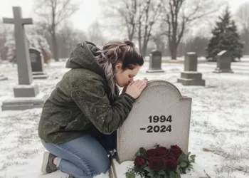 La înmormântarea soțului meu, am zărit o bătrânică ciudată ținând în brațe un bebeluș micuț