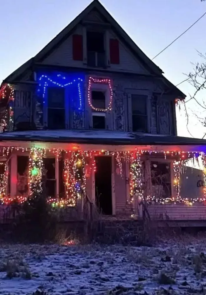 În Ajunul Crăciunului, am vizitat pentru prima dată casa abandonată a părinților mei dispăruți, după 5 ani, și am găsit-o frumos decorată.